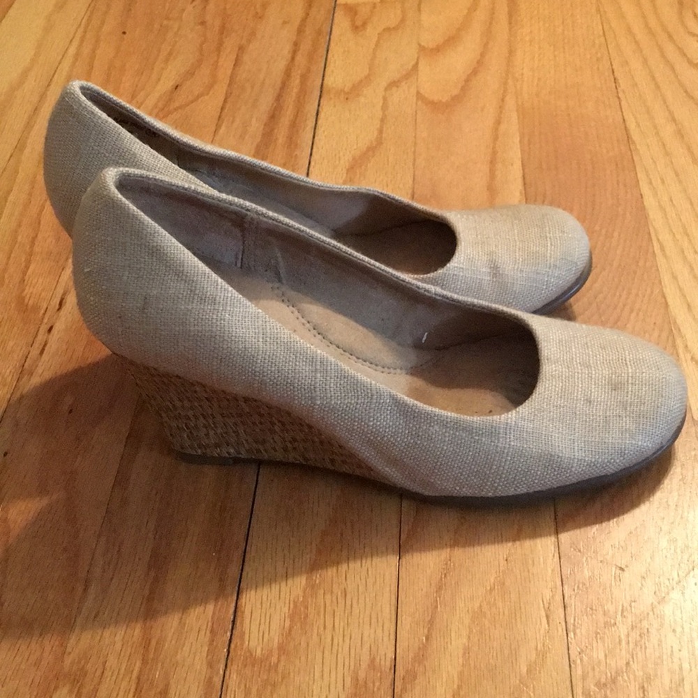 Linen Wedge Aerosole 5 1/2 shoes. Only worn once!